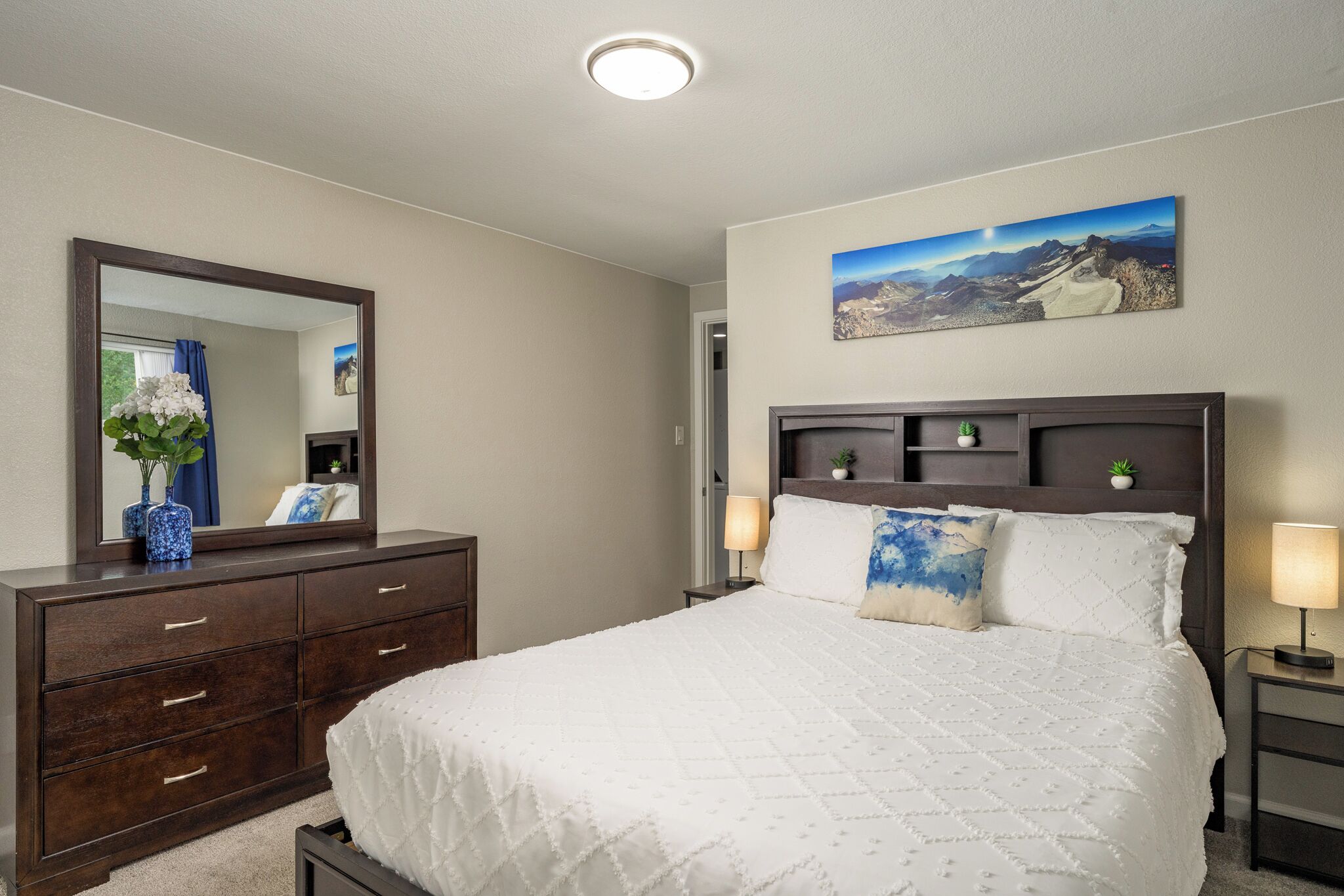 5 makuuhuonetta, työpöytä, silitysrauta/-lauta, vauvan matkasänky