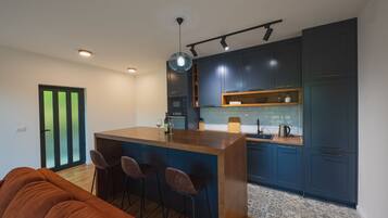 Geladeira, micro-ondas, fogão, lava-louças