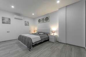 2 makuuhuonetta, tallelokero huoneessa, työpöytä, silitysrauta/-lauta