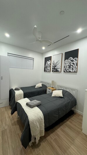 2 Schlafzimmer, Schreibtisch, Reisekinderbett, kostenloses WLAN