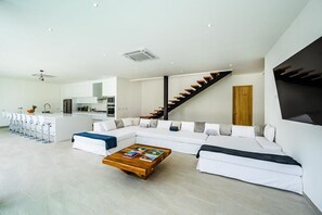 Een smart-tv en een open haard