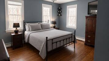3 bedrooms, desk, iron/ironing board, travel crib
