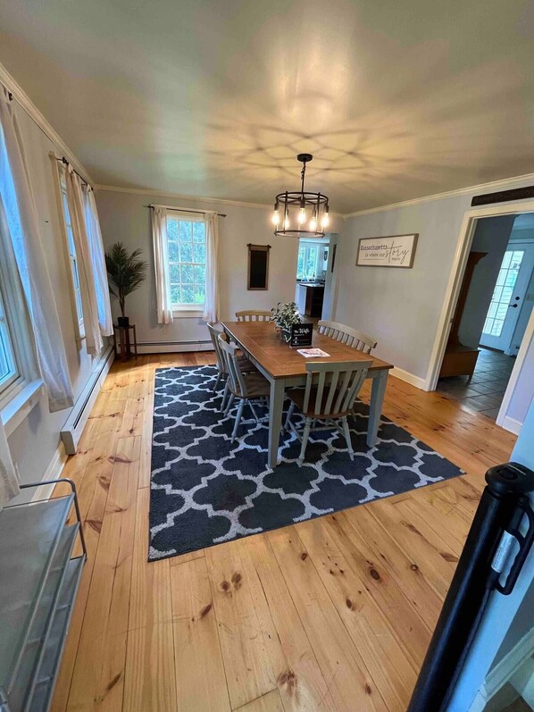 Dining - Quaint horse farm for a nice escape! (Brimfield)