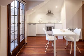 Studio | Privékeuken | Een minikoelkast, een microgolfoven, een kookplaat, een waterkoker