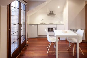 Frigobar, microondas, placa de cocina, tetera/pava eléctrica