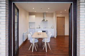 Apartamento exclusivo, 1 habitación | Cocina privada | Frigorífico pequeño, microondas, placa de cocina y hervidor eléctrico