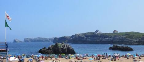 Una spiaggia nelle vicinanze