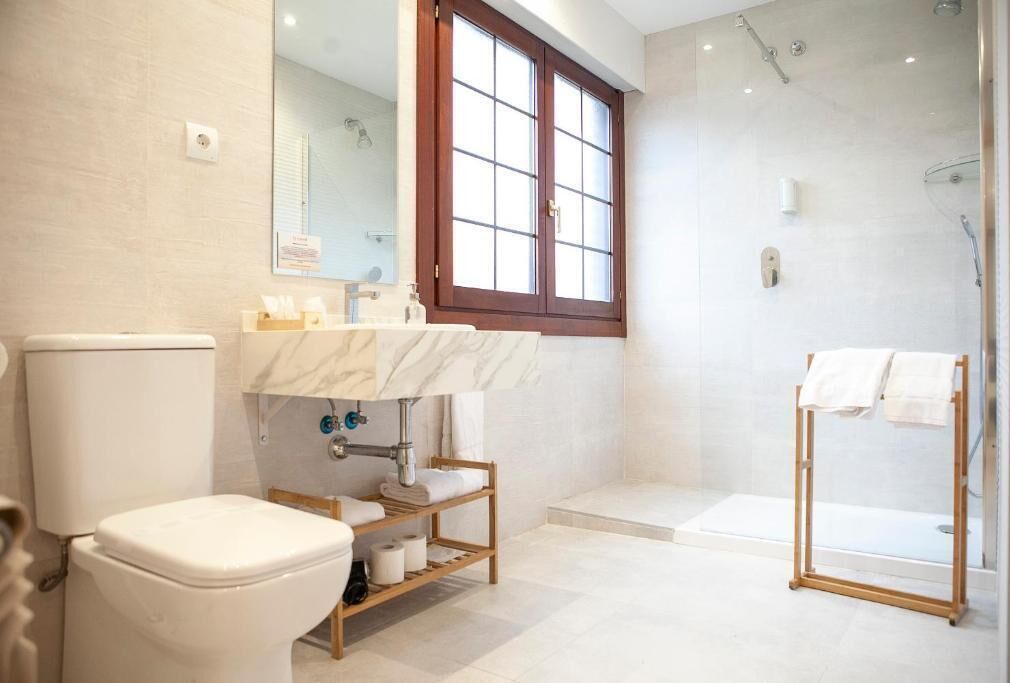 Regadera, amenidades de baño gratuitas, secadora de cabello, toallas 