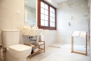 Regadera, amenidades de baño gratuitas, secadora de cabello, toallas 