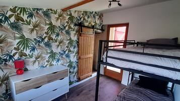 3 habitaciones, cuna de viaje y ropa de cama