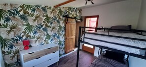 3 habitaciones, cuna de viaje y ropa de cama