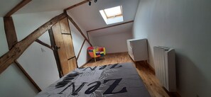 3 bedrooms, travel cot, bed sheets