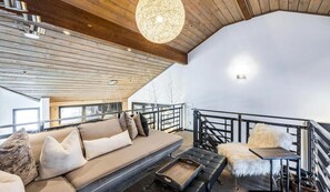 TV connectée, cheminée, livres