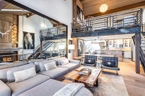 TV connectée, cheminée, livres