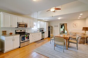 冷蔵庫、電子レンジ、オーブン、コンロ