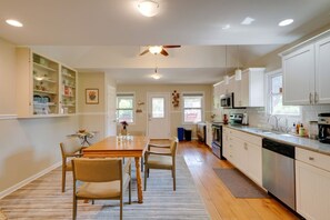 Fridge, microwave, oven, stovetop - Gorgeous country cottage (Springfield)