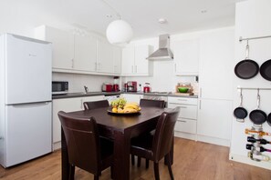 Fridge, microwave, oven, stovetop - Quite and Decadent Flat in Soho (LONDON)