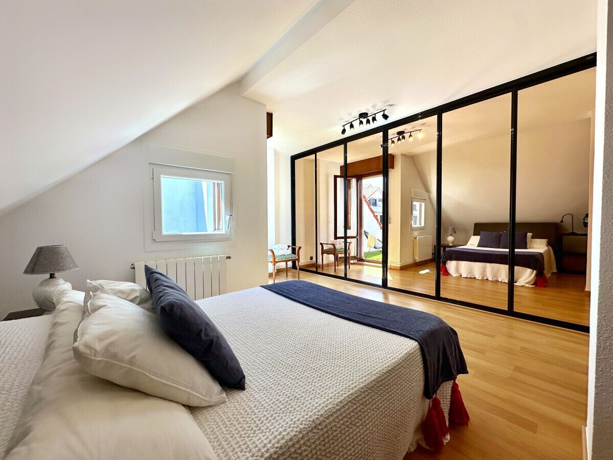 2 habitaciones, tabla de planchar con plancha y ropa de cama 