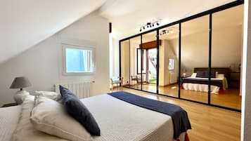 2 habitaciones, tabla de planchar con plancha y ropa de cama