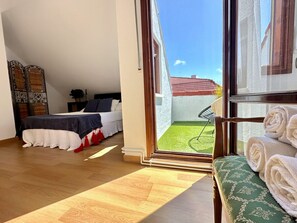 2 slaapkamers, een strijkplank/strijkijzer, beddengoed