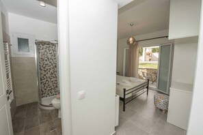 Chuveiro, produtos de toalete grátis, secador de cabelo, chinelos