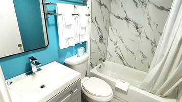 Standard Room, 1 King Bed, Non Smoking | Bathroom | Combined shower/tub, rainfall showerhead, designer toiletries, towels