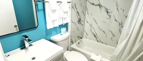 Standard Room, 1 King Bed, Non Smoking | Bathroom | Combined shower/tub, rainfall showerhead, designer toiletries, towels
