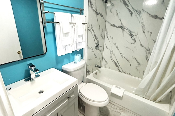 Quarto standard, 1 cama King, para não fumantes | Banheiro | Chuveiro/banheira combinados, chuveiro com efeito de chuva
