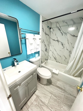 Standard Room, 1 King Bed, Non Smoking | Bathroom. The Villager Motel