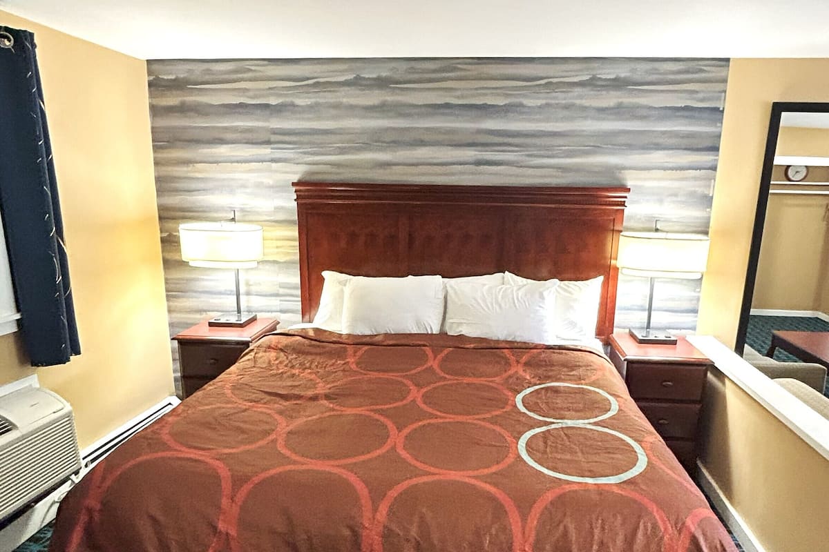 Standard Room, 1 King Bed, Non Smoking, Kitchenette | 1 bedroom, free WiFi, bed sheets