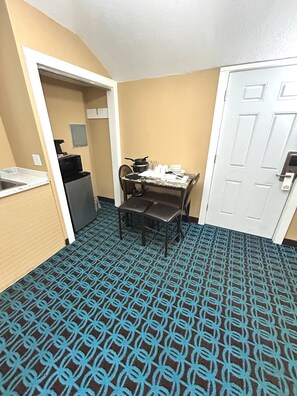 Standard Cabin, 1 Queen Bed, Non Smoking, Kitchenette | In-room dining