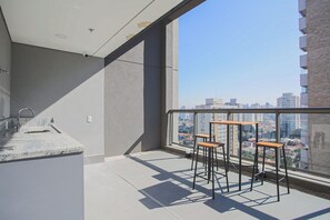 Ein modernes Badezimmer mit Marmorplatte und einem großen Fenster mit Blick auf eine Stadtlandschaft.