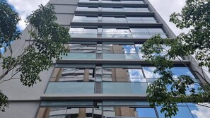 A modern multi-story building with large windows and a glass facade. - Arte Arquitetura Vila Mariana (São Paulo)