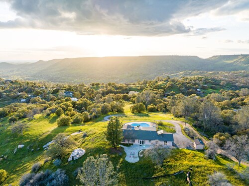 Secluded Beautiful Mountainside Getaway with a Pool & Views