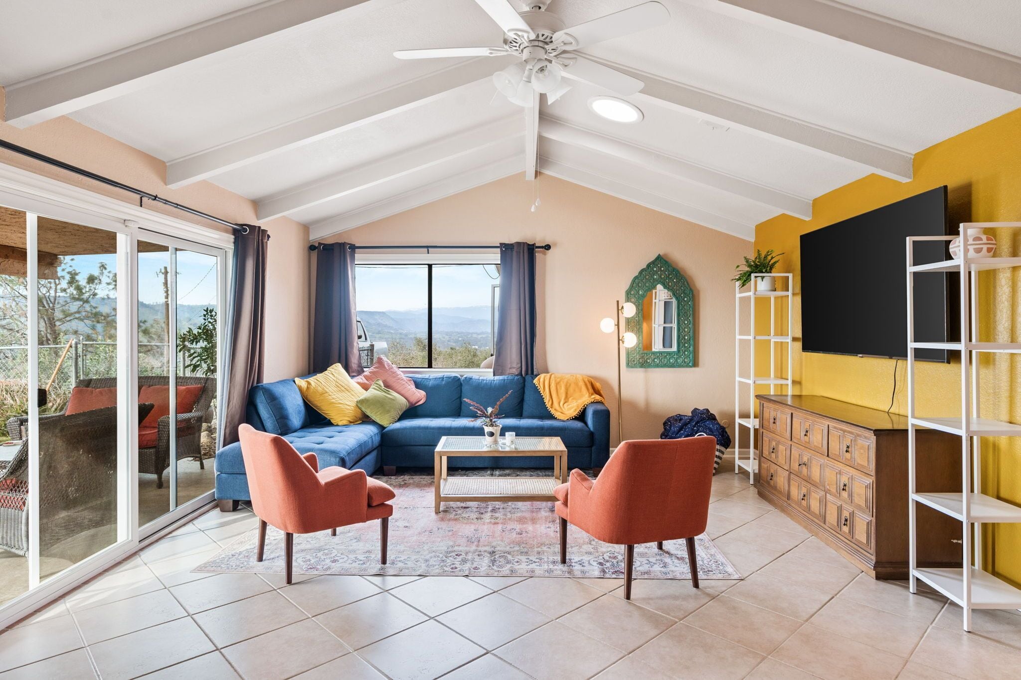 智能电视、壁炉、书、立体声音响