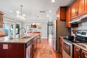 ثلاجة، ميكروويف، فرن، موقد طهي مسطح