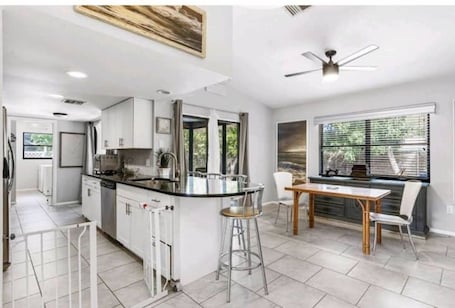 Cocina privada. Modern 2 Bedroom Farmhouse