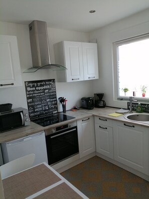 Een koelkast, een magnetron, een oven, een kookplaat