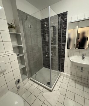 Dusche, Haartrockner, Seife, Toilettenpapier