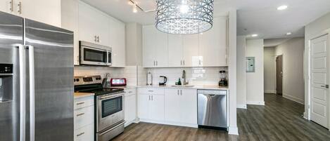 Kühlschrank, Mikrowelle, Herdplatte, Geschirrspüler