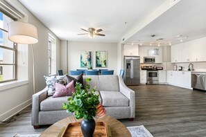 TV - Spacious Condo in California Building (New Orleans)