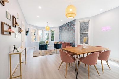 Huge Jungle Retreat w/Ping Pong + Huge Basement. Walk to Wrigley, Restaurants