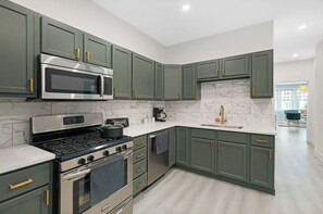 Réfrigérateur, four à micro-ondes, un four, surface de cuisson