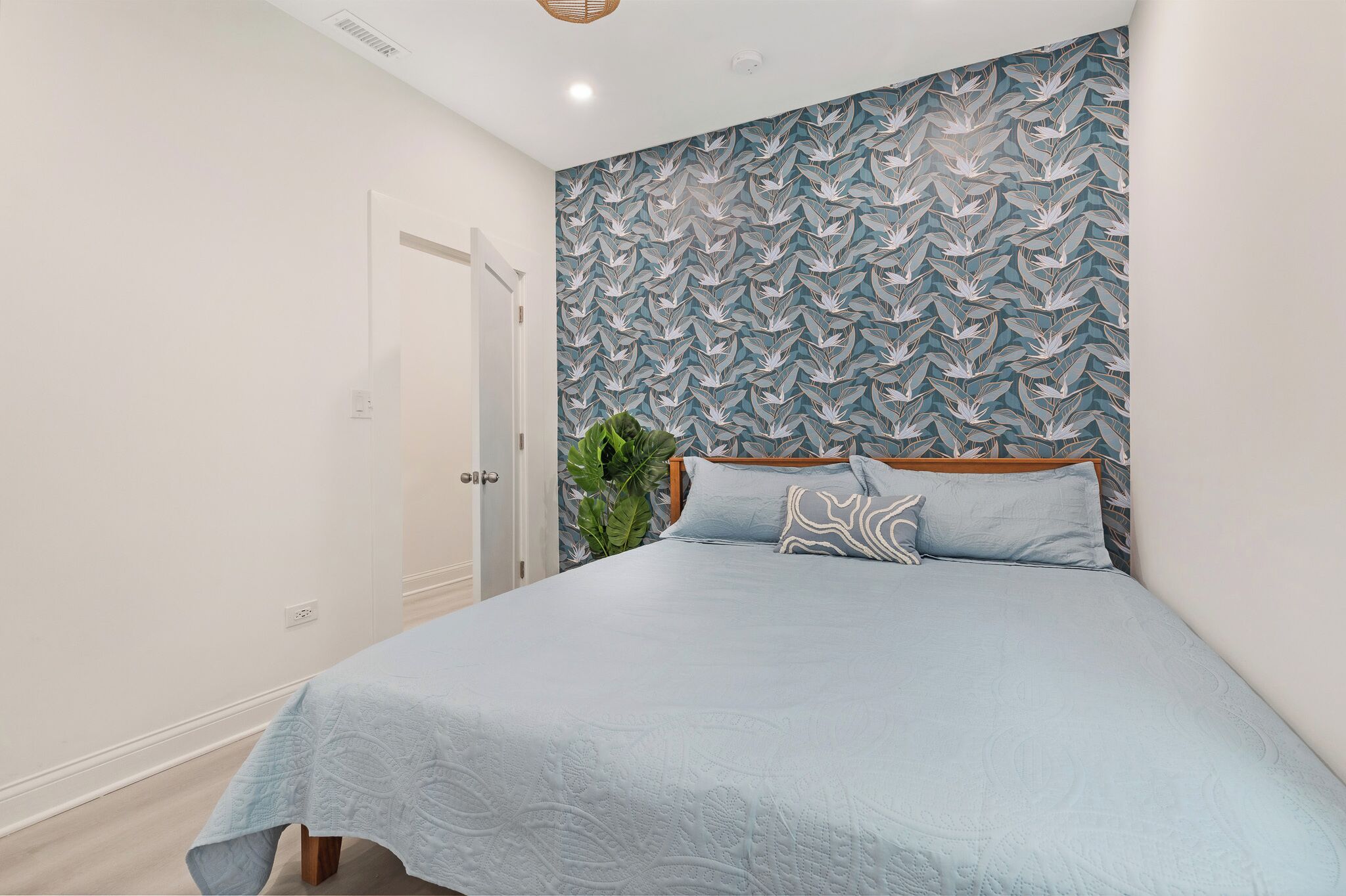 6 bedrooms, iron/ironing board, free WiFi, bed sheets