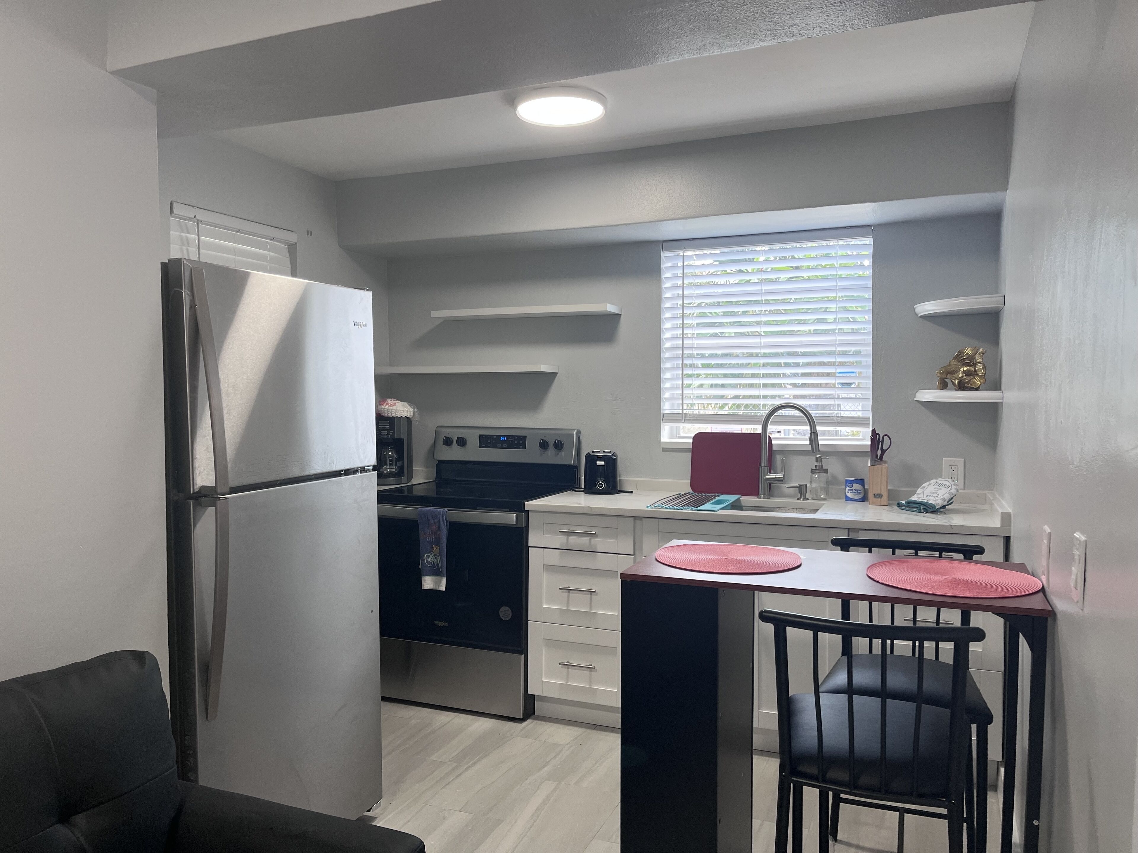 Réfrigérateur, micro-ondes, four, plaque de cuisson