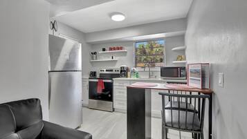 Geladeira, micro-ondas, fogão, cooktop