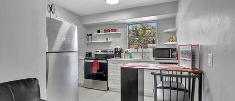 Réfrigérateur, micro-ondes, four, plaque de cuisson