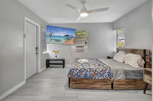 Spacious studio, 2 blks walk to Ave, close to beach, pets allowed, free parking