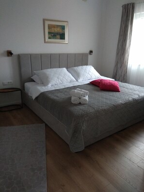 3 slaapkamers, een strijkplank/strijkijzer, wifi, beddengoed