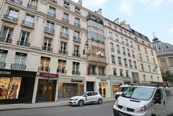 ด้านหน้าที่พัก